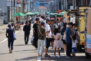 東三条商店街を歩行者天国にして開かれている三条マルシェ