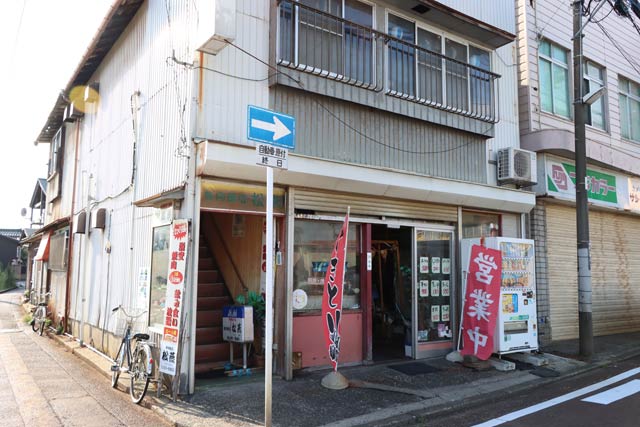 9月30日で閉店する1階が「かねまつ商店」、2階が「松燕」