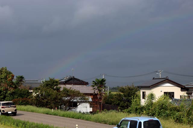 三条市荻島地内から19日の朝の虹