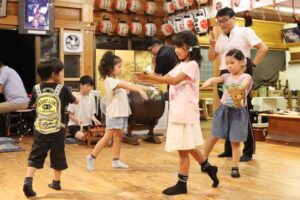 神明宮で秋祭りに向けて神楽のけいこ