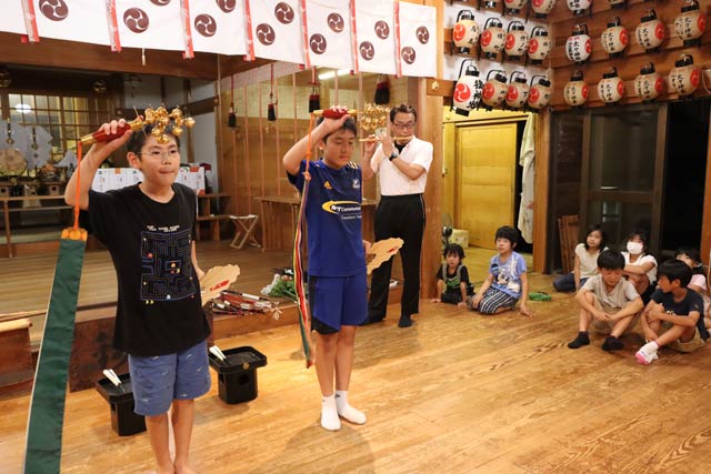 神明宮で秋祭りに向けて神楽のけいこ