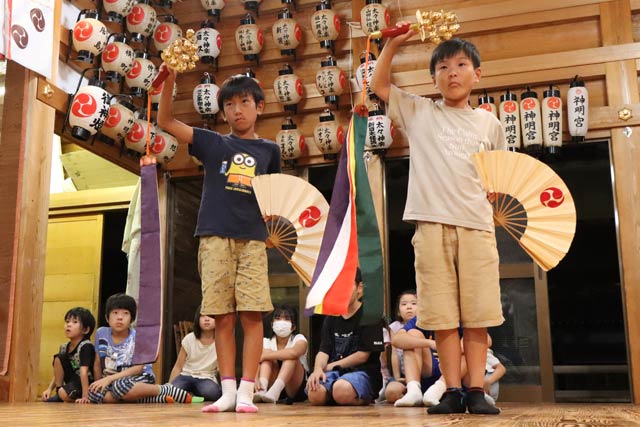 神明宮で秋祭りに向けて神楽のけいこ