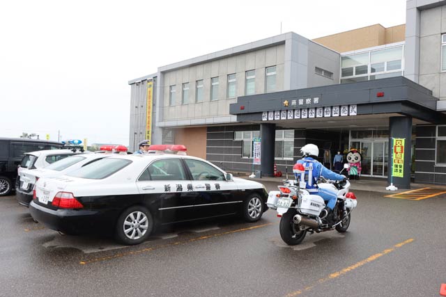 白バイやパトカーが出発
