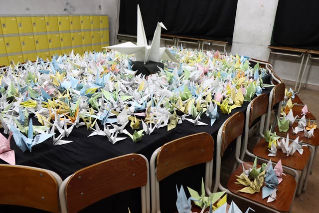 平和の祈りを込めた折り鶴を展示