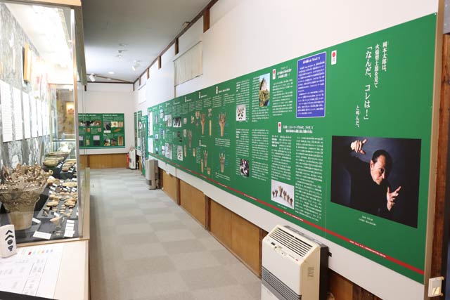 反時計回りに旧石器時代・縄文時代や火焔土器から時代を追って展示
