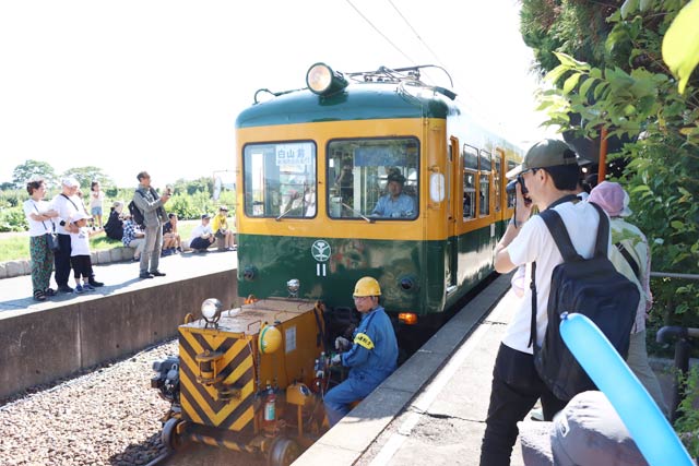 駅舎を出るかぼちゃ電車