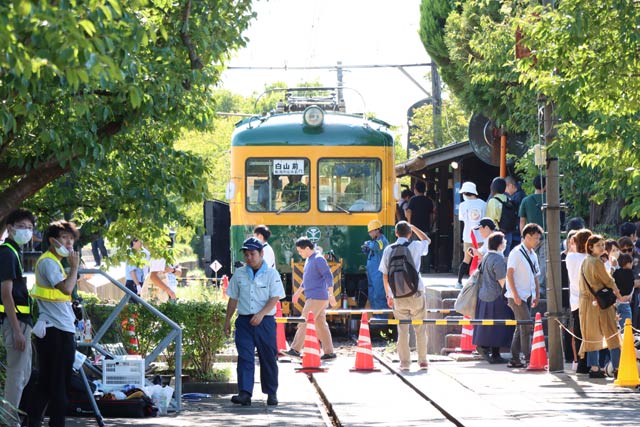 停車中も大勢の鉄道マニアでにぎわう