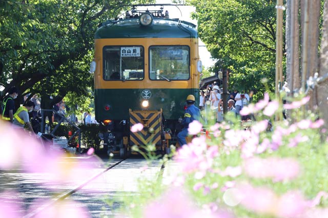 乗車体験イベント「走れ！かぼちゃ電車」で駅舎へ戻るかぼちゃ電車