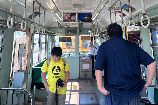 乗車体験イベント「走れ！かぼちゃ電車」で駅舎へ戻るかぼちゃ電車