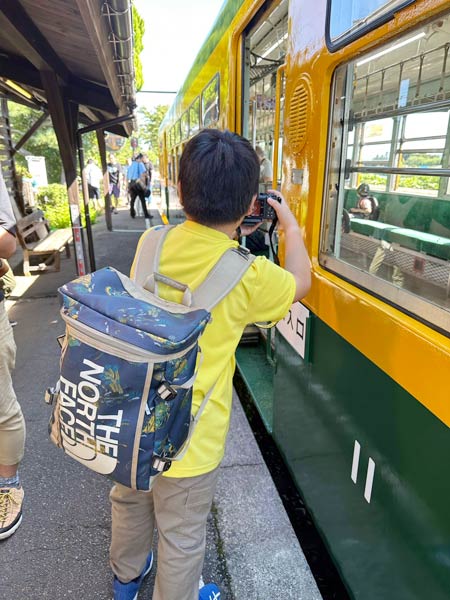 乗車体験イベント「走れ！かぼちゃ電車」で駅舎へ戻るかぼちゃ電車