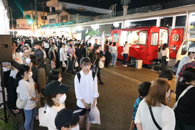 キッチンカーはどこも行列のにぎわい