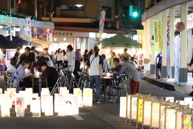 あかりの展示もあって華やかに