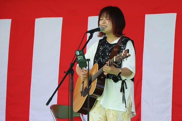三条市のシンガーソングライター千央さん