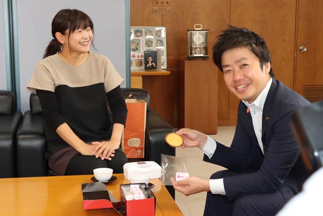 「越紅タルト」を試食する滝沢市長と栗林さん