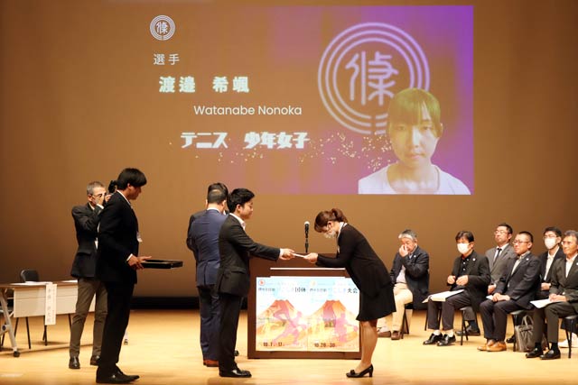 三条市から激励金、三条市スポーツ協会から餞別を贈呈