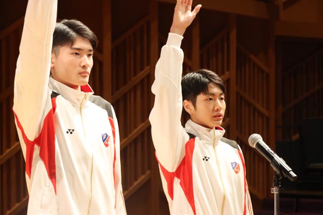 選手宣誓するバスケの田巻選手(左)とウエイトリフティングの難波選手