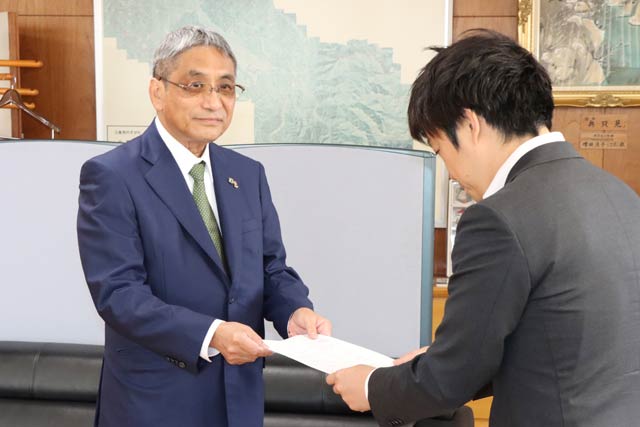 滝沢市長に帯状疱疹予防ワクチン接種費用の助成を求める要望書を提出する三条市医師会の田中会長(左)