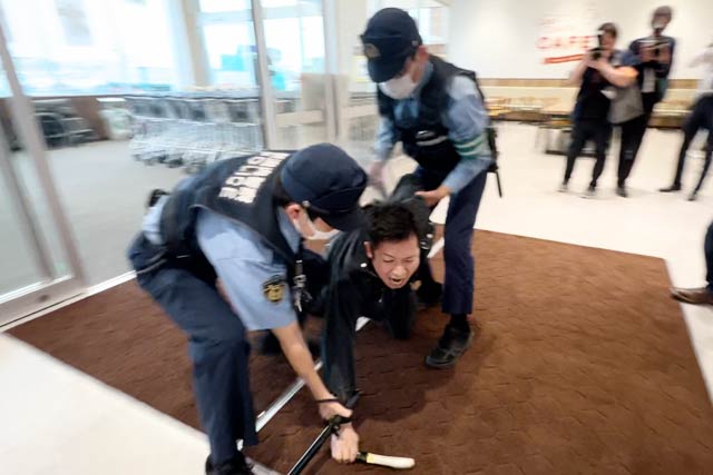 取り押さえられる犯人役