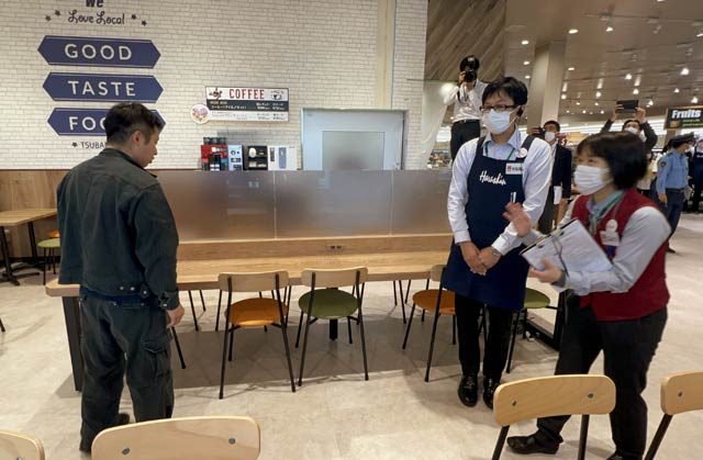 不審者に声をかけて落ち着かせる