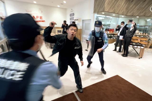 犯人役の迫真の演技