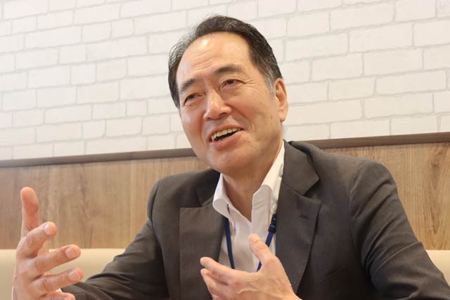 原信の丸山三行代表取締役社長