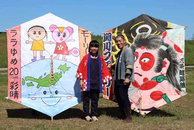 彩晴ちゃんはオリジナルの「ララちゃん」の凧、一俊さんは「金太郎」の凧で一騎打ち