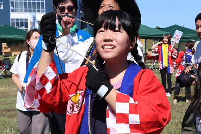 果敢に父の凧を攻める彩晴ちゃん