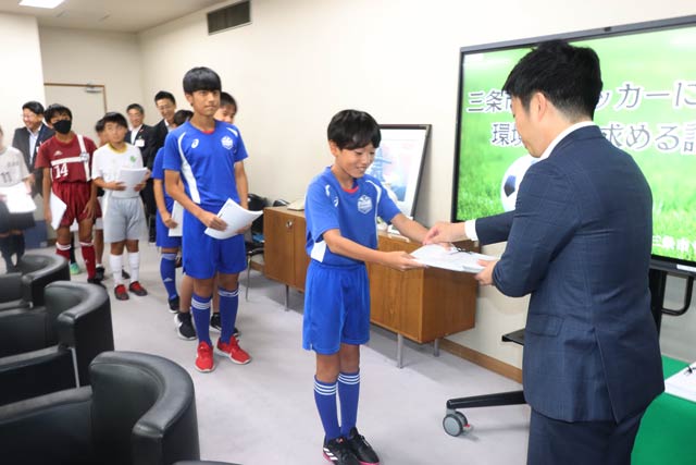 滝沢市長に署名を手渡す三条市サッカー協会の子どもたち