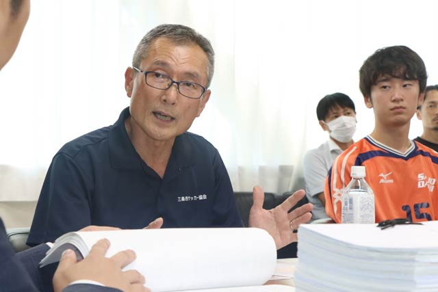 人工芝のグラウンド整備を要望する田巻理事長