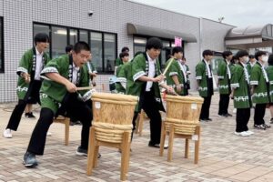 黒埼PAで弥彦中ふるさとキャラバンが木やりに笛太鼓で弥彦をPR