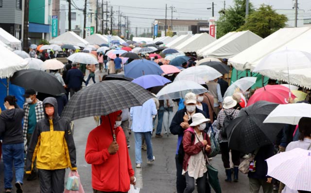 雨でもスタートから大にぎわいの燕青空即売会