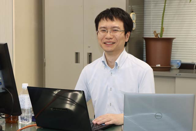 KDDIから三条市へ派遣され「デジタルアシスタントオフィサー」に就いた青木僚児さん（市役所情報管理課のデスクで）