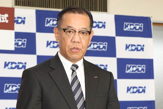 あいさつするKDDIソリューション事業本部・ビジネスデザイン本部の那谷本部長