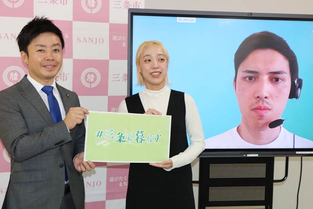 三条市長定例記者会見で左から滝沢市長、ちゃんはるさん、トヨマネさん