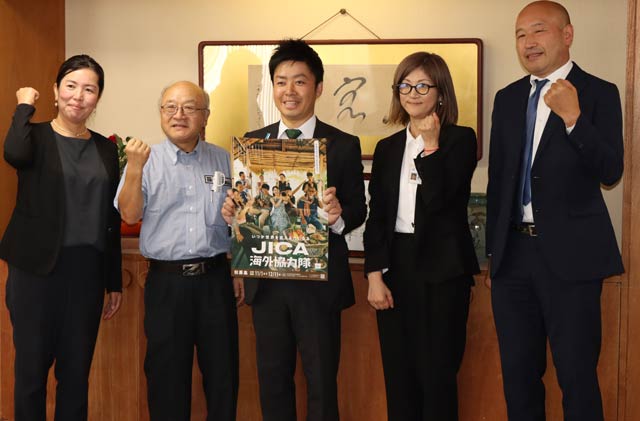 滝沢市長、JICAのスタッフと記念写真