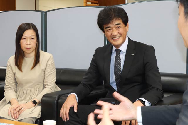 滝沢市長と歓談する飯塚社長夫婦