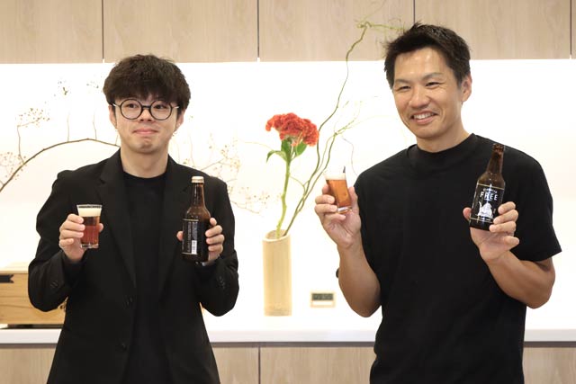 プラスワイズの芳賀常務取締役(右)とデザイナーの嶋田さん