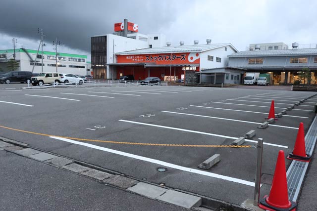 会場となるストックバスターズ前駐車場