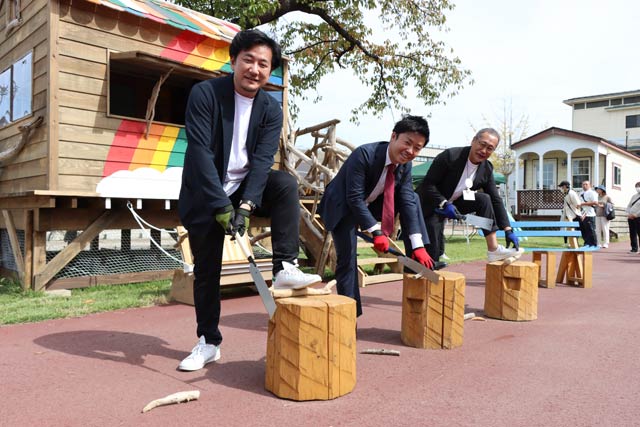 エイベックス・アニメーションレーベルアニメ制作本部の岩瀬ゼネラルプロデューサー、滝沢市長、NPOえんがわの長野理事長でウッドカット