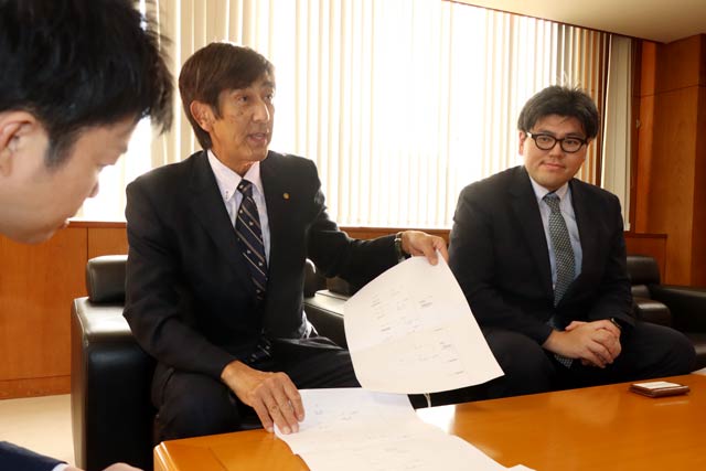 左から滝沢市長、栗林和徳さん、宜徳さん