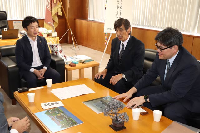 3人で歓談