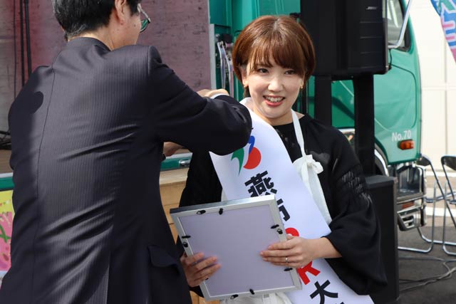 村山さんに燕市PR大使のたすきをかける鈴木市長