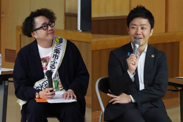 関田さん(左)と滝沢市長