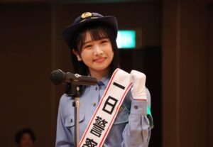 一日警察署長に委嘱された上村ひなのさんの