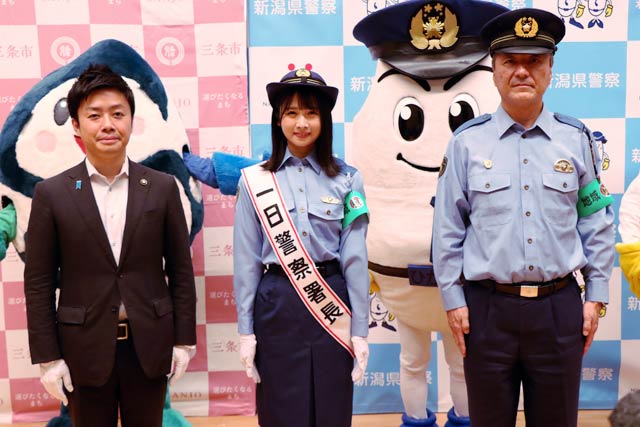 左から滝沢市長、上村さん、田崎署長