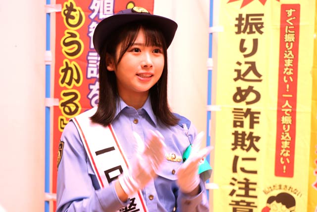 囲み取材に応える