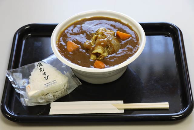 滝沢市長が「背徳感セット」と呼ぶ「三条名物カレーラーメン」と「塩むすび」の「欲張りセット」