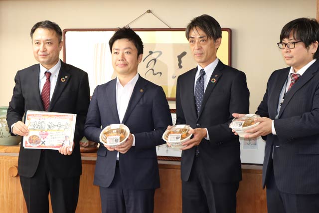 セブン-イレブン・ジャパンの長岡地区ディストリクトマネジャー高家さん(いちばん左)と滝沢市長(左から2番目)ら