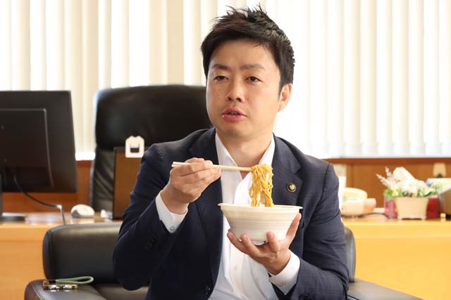 試食する滝沢市長