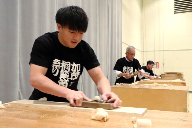桐かんなかけ大会のオープニングのアトラクション